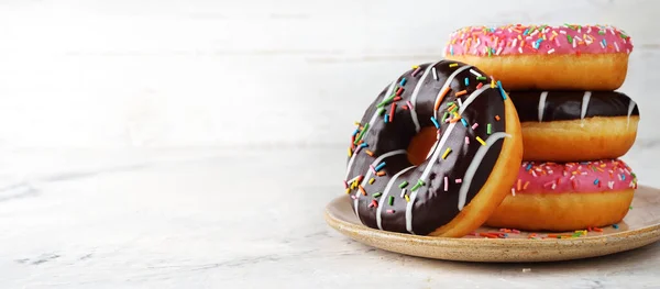 Donuts Sucrés Frais Sur Fond Blanc — Photo