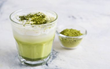 Beyaz arkaplanda kibrit latte çayı