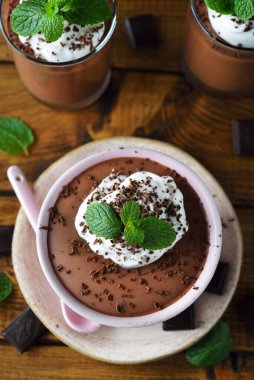 Kahverengi arka planda çikolatalı mus.