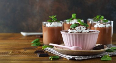 Kahverengi arka planda çikolatalı mus.