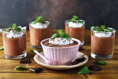 Kahverengi arka planda çikolatalı mus.