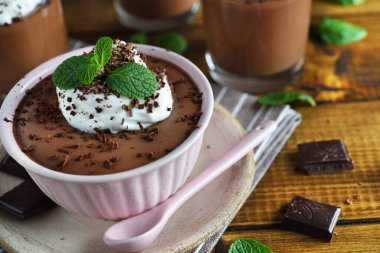 Kahverengi arka planda çikolatalı mus.