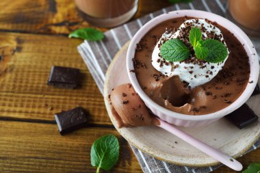 Kahverengi arka planda çikolatalı mus.