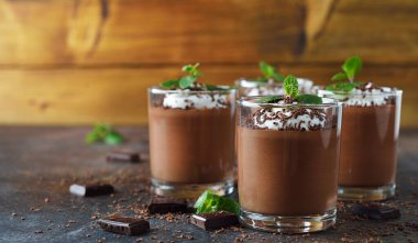 Kahverengi arka planda çikolatalı mus.