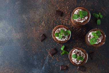 Kahverengi arka planda çikolatalı mus.