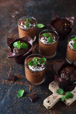 Çikolatalı tatlı ve kahverengi arka planda hamur işleri.