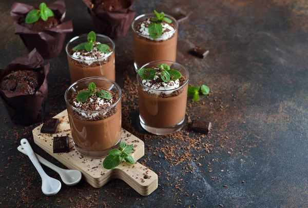 Mousse Chocolate Sobre Fondo Marrón —  Fotos de Stock