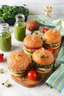 Beyaz arka planda sebzeli diyet burger.