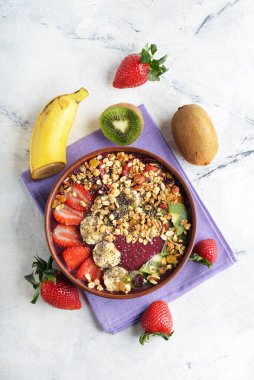 Beyaz arka planda diyet meyve suyu kasesi