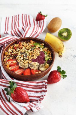 Beyaz arka planda diyet meyve suyu kasesi