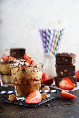 Kahverengi arka planda soğuk kahve frappe