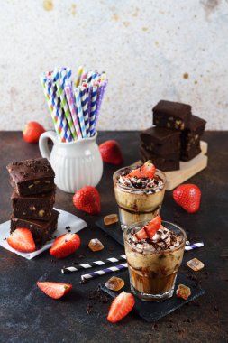 Kahverengi arka planda soğuk kahve frappe