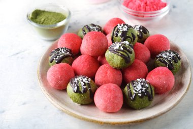 Beyaz arka planda yeşil ve pembe enerji ısırıkları