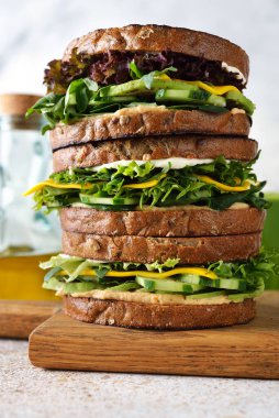 Sebzeli sandviç, sebzeli ve otlu beyaz arka plan.