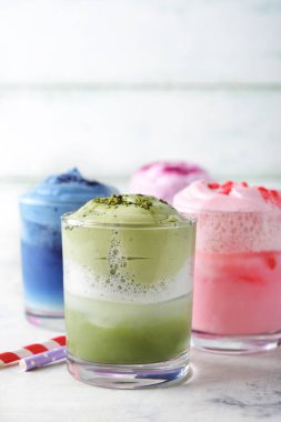 Beyaz arkaplanda çok renkli kibrit çay.