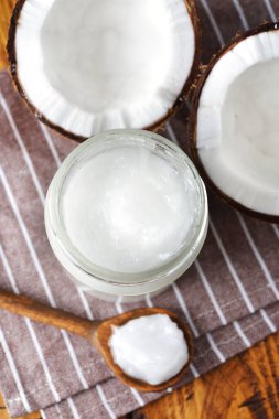 Kahverengi arka planda vejetaryen hindistan cevizi yağı