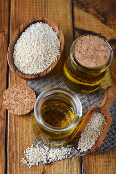 Organic Raw Sesame Seed Oil Brown Background — Stock Photo, Image