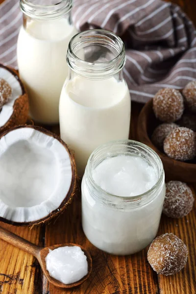 Veganistische Kokosproducten Melk Boter Snoep Bruine Achtergrond — Stockfoto