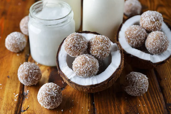 Vegane Kokosbonbons Auf Braunem Hintergrund — Stockfoto