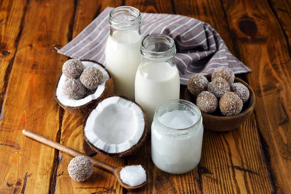 Productos Veganos Coco Leche Mantequilla Dulces Sobre Fondo Marrón —  Fotos de Stock