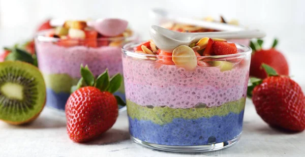 Deser Chia Pudding Truskawki Białym Tle — Zdjęcie stockowe