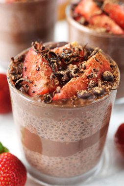 Beyaz arka planda çikolatalı puding.