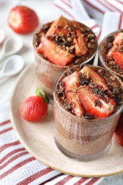 Beyaz arka planda çikolatalı puding.