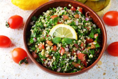 Kahverengi kasede geleneksel tabbouleh salatası