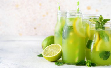 Limonlu nane limonatası ve beyaz arka planda limon