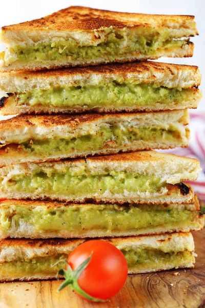 Avocado Gegrilde Kaas Sandwich Witte Achtergrond — Stockfoto