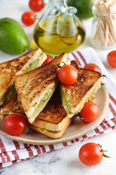 Sandwich Fromage Grillé Avocat Sur Fond Blanc — Photo