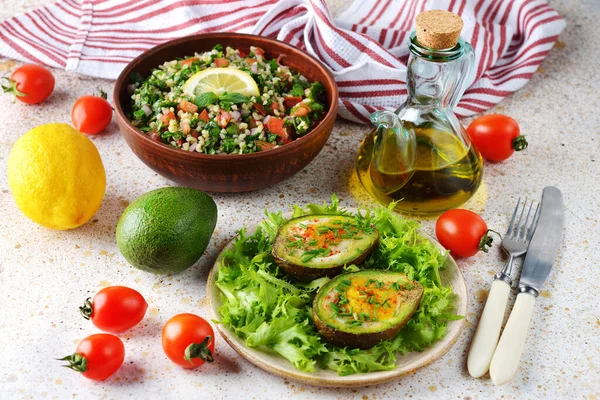 Avocado Gebackenes Mit Grünem Salat Auf Grauem Hintergrund — Stockfoto