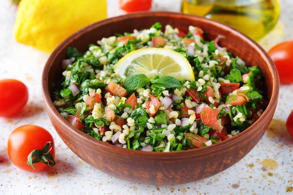 Traditioneller Tabbouleh Salat Brauner Schüssel — Stockfoto