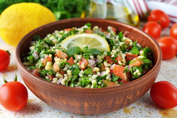 Kahverengi kasede geleneksel tabbouleh salatası