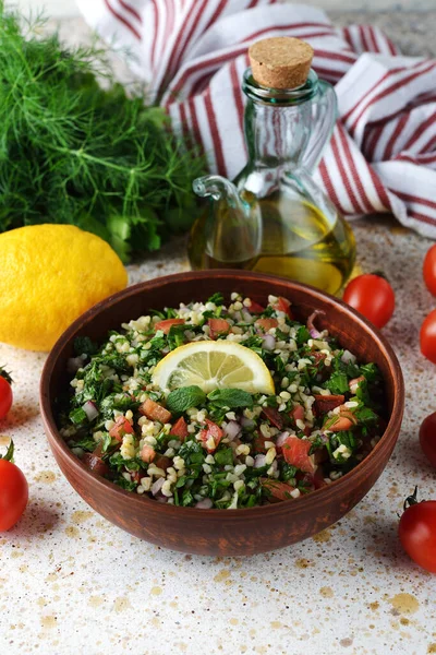 Traditioneller Tabbouleh Salat Brauner Schüssel — Stockfoto