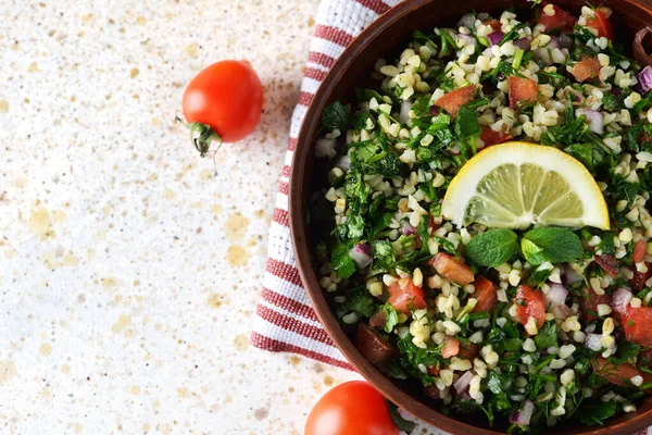 Kahverengi Kasede Geleneksel Tabbouleh Salatası — Stok fotoğraf