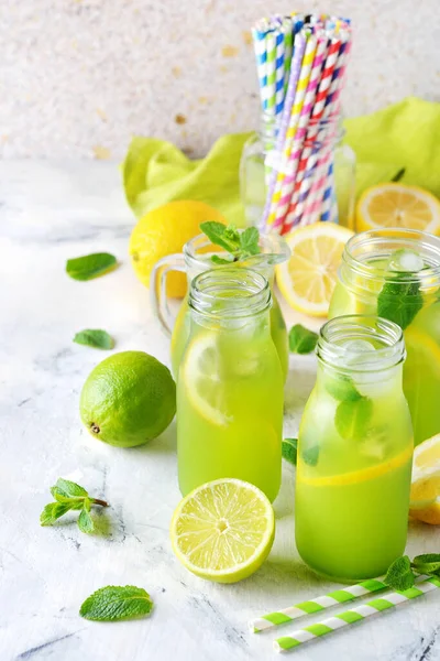 Limonada Menta Con Limón Lima Sobre Fondo Blanco — Foto de Stock