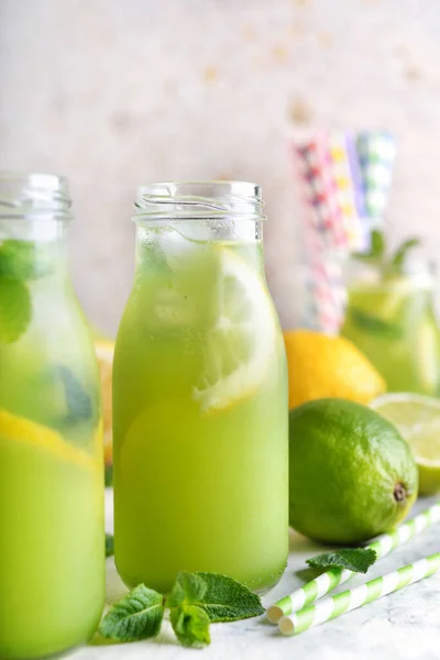 Limonada Menta Con Limón Lima Sobre Fondo Blanco — Foto de Stock