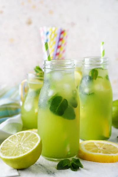 Limonada Menta Con Limón Lima Sobre Fondo Blanco — Foto de Stock