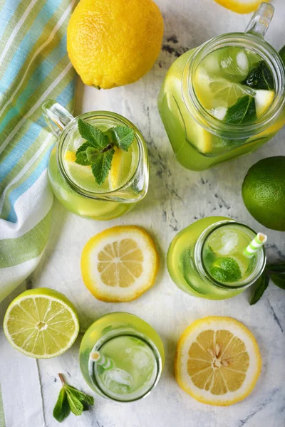 Limonada Menta Con Limón Lima Sobre Fondo Blanco —  Fotos de Stock