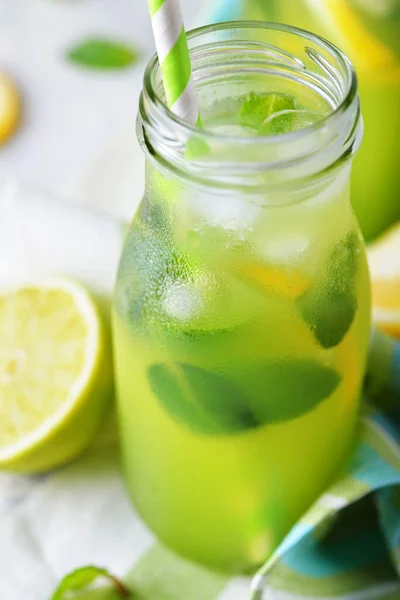 Minze Limonade Mit Zitrone Und Limette Auf Weißem Hintergrund — Stockfoto