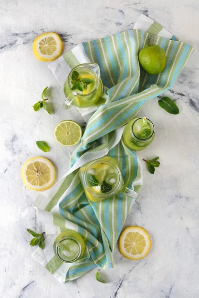 Lemoniada Miętowa Cytryną Limonką Białym Tle — Zdjęcie stockowe