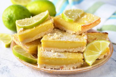 Beyaz arkaplanda kireç çubukları