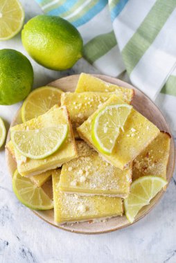 Beyaz arkaplanda kireç çubukları