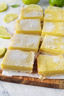 Beyaz arkaplanda kireç çubukları