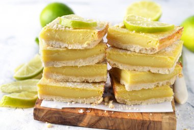 Beyaz arkaplanda kireç çubukları