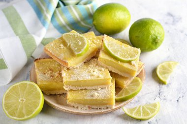 Beyaz arkaplanda kireç çubukları