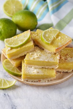 Beyaz arkaplanda kireç çubukları