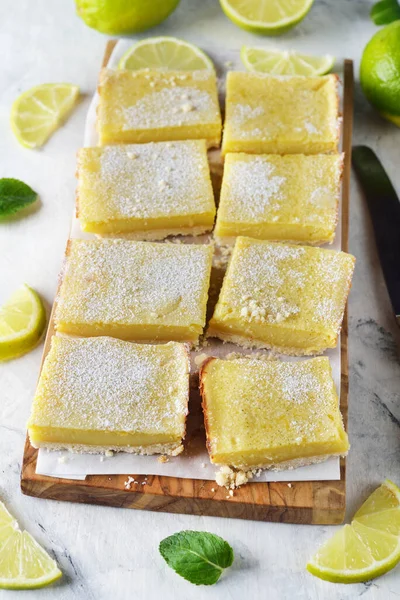 Beyaz arkaplanda kireç çubukları