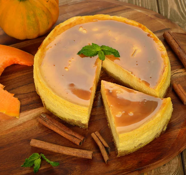 Cheesecake alla zucca con glassa al caramello — Foto Stock